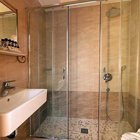 Ξενοδοχείο Paris *